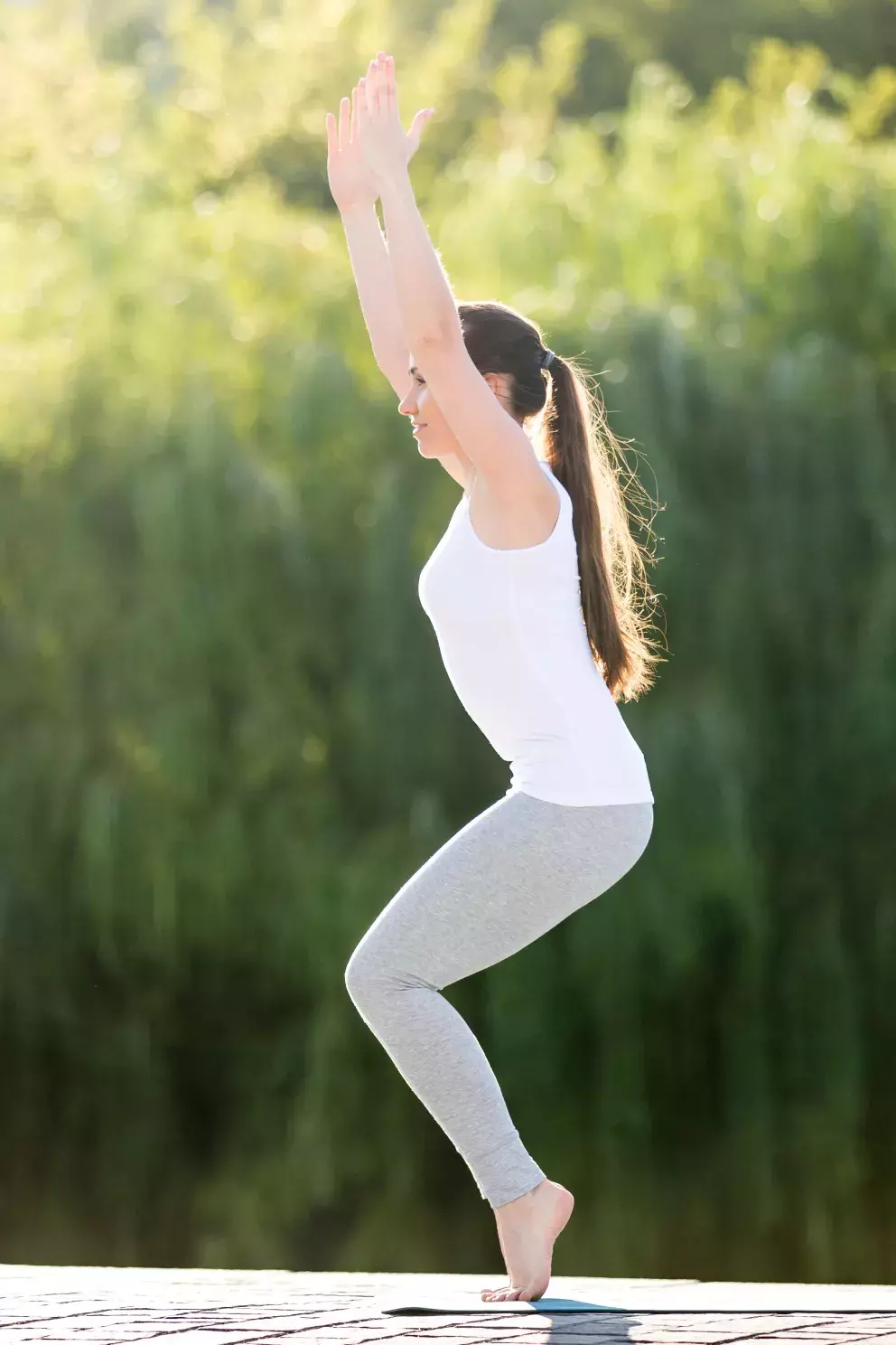 žena cvičí pozici židle