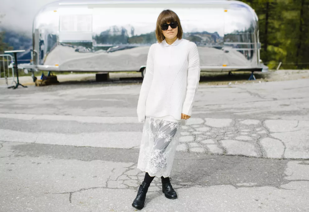 žena v krajkové sukni a svetru