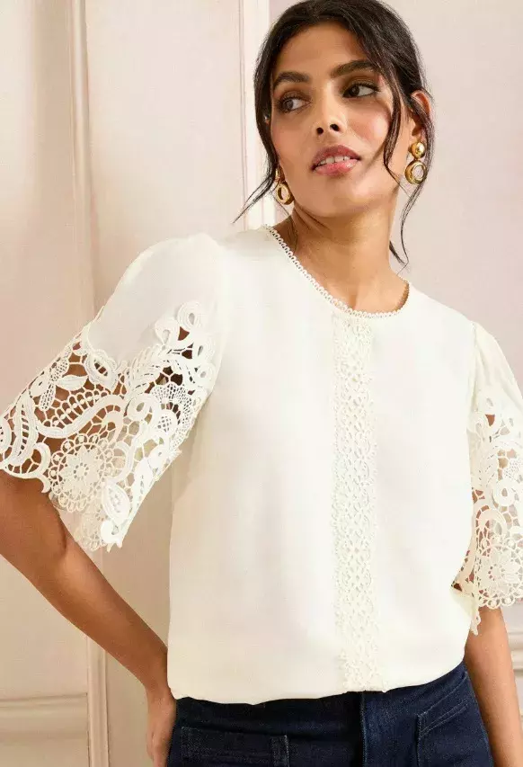 Halenka s krajkovými rukávy, Love & Roses, 1 705 Kč