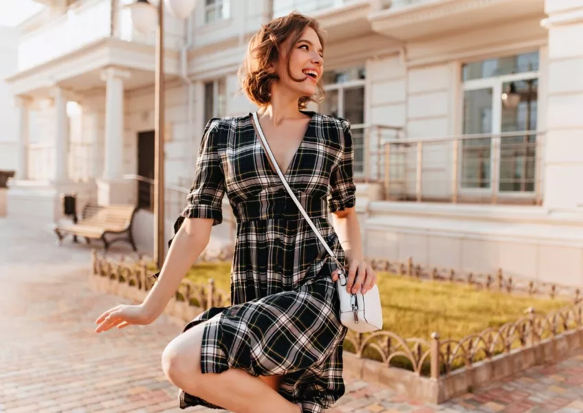 žena v kostkovaných šatech
