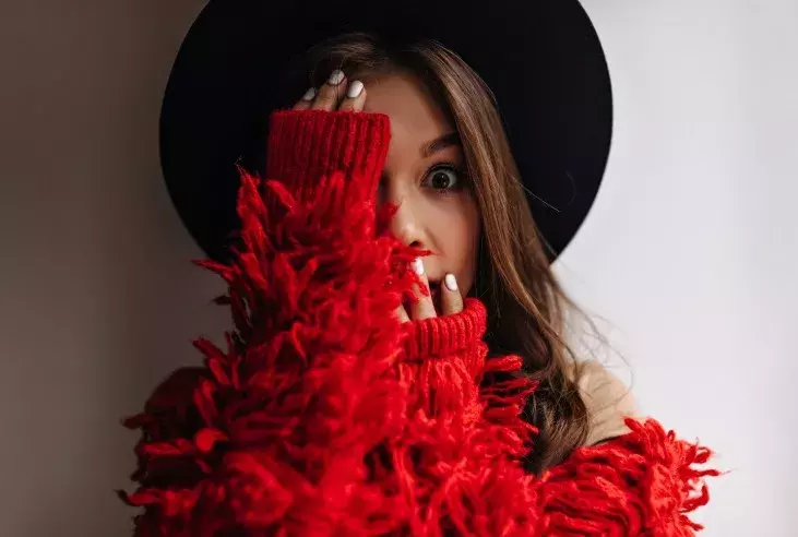 žena v červené bundě