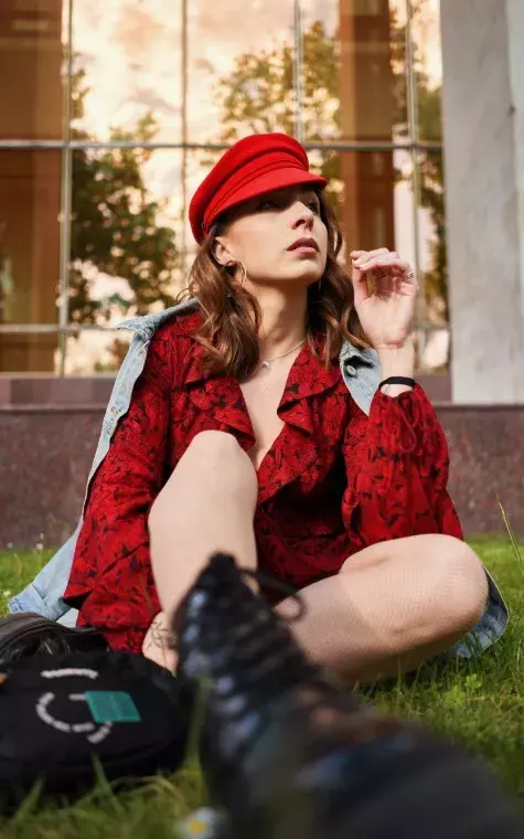 žena v červeném outfitu