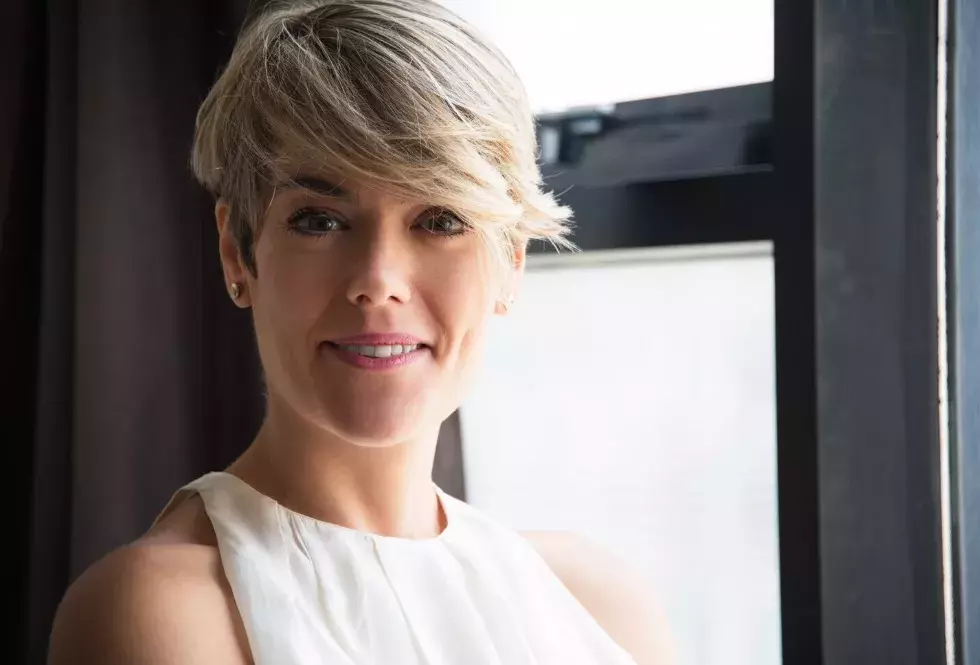 žena s prodlouženým bobem