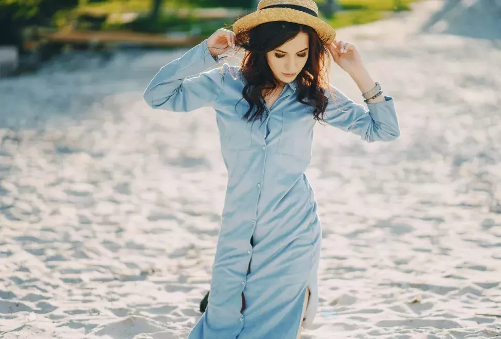 žena v košilových šatech
