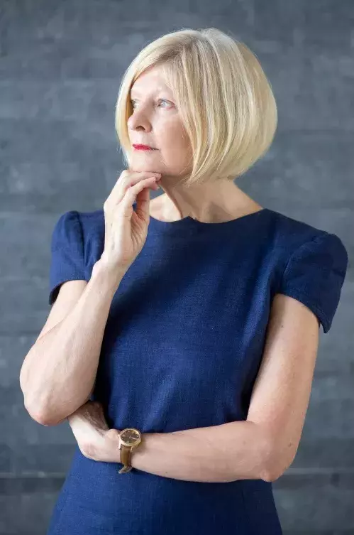 žena s prodlouženým bobem