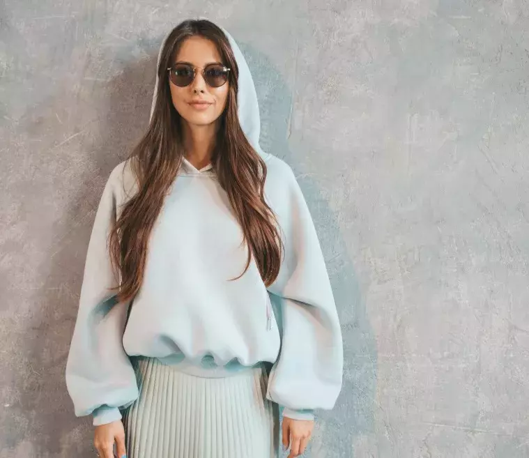 žena ve sportovní mikině