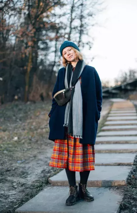 žena v kostkované sukni