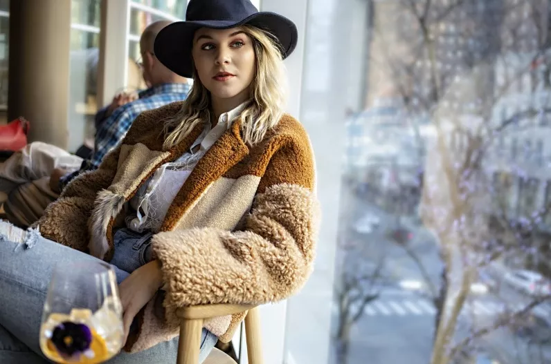 žena v plyšové bundě