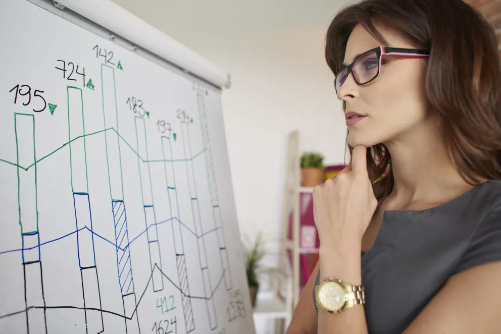 přemýšlející žena