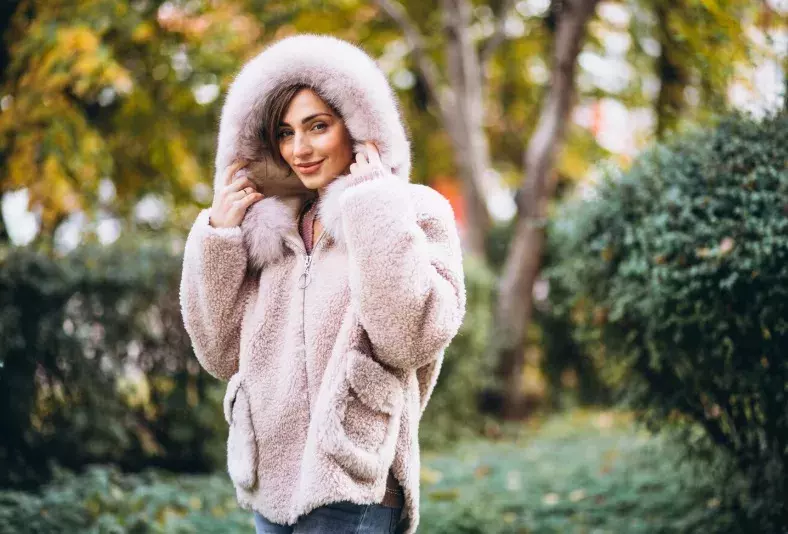 žena v plyšové bundě