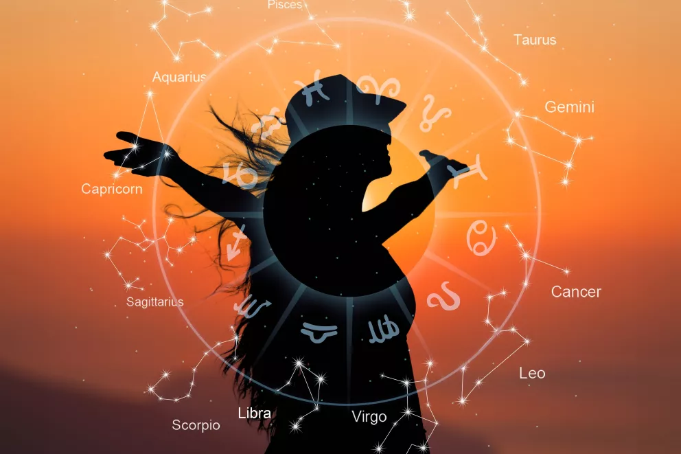 žena v zapadajícím slunci, zodiac