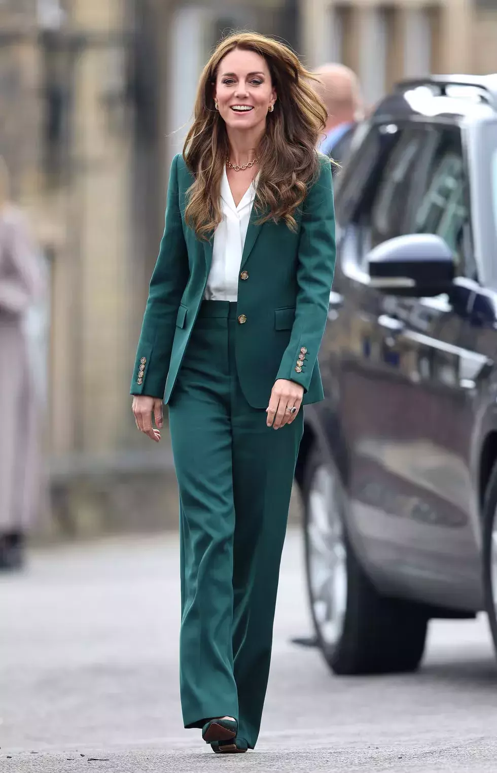 <p>Smaragdový kalhotový kostým v podání Kate Middleton působí nesmírně sofistikovaně a svěže. Sako s dokonale padnoucím střihem a kalhoty v jedné barvě vytvářejí moderní a zároveň nadčasový celek. Odstín zelené podtrhuje její přirozenou eleganci a přidává outfitu jemný nádech luxusu. Tento komplet je ukázkou, že i jednoduchost může mít královský šmrnc.</p>
