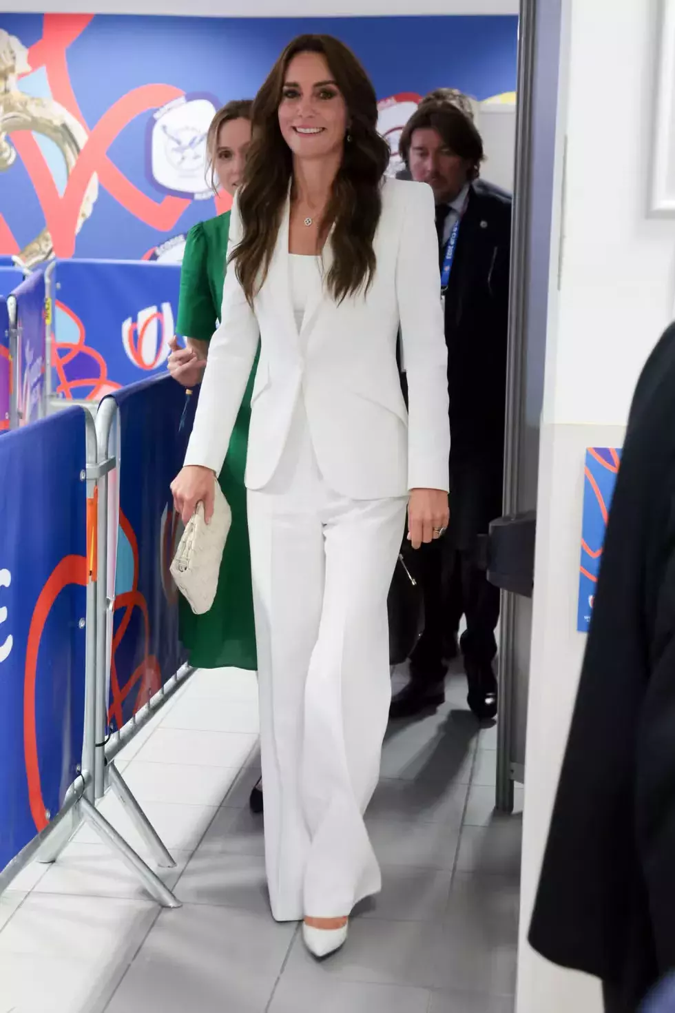 <p>Celobílý komplet Kate Middleton je dokonalým příkladem minimalistické elegance. Sjednocená barevnost působí čistě, svěže a přitom velmi luxusně. Bílá barva krásně zvýrazňuje detaily střihu a dodává outfitu slavnostní charakter. Takový look je ideální inspirací pro formální události i stylové pracovní dny.</p>
