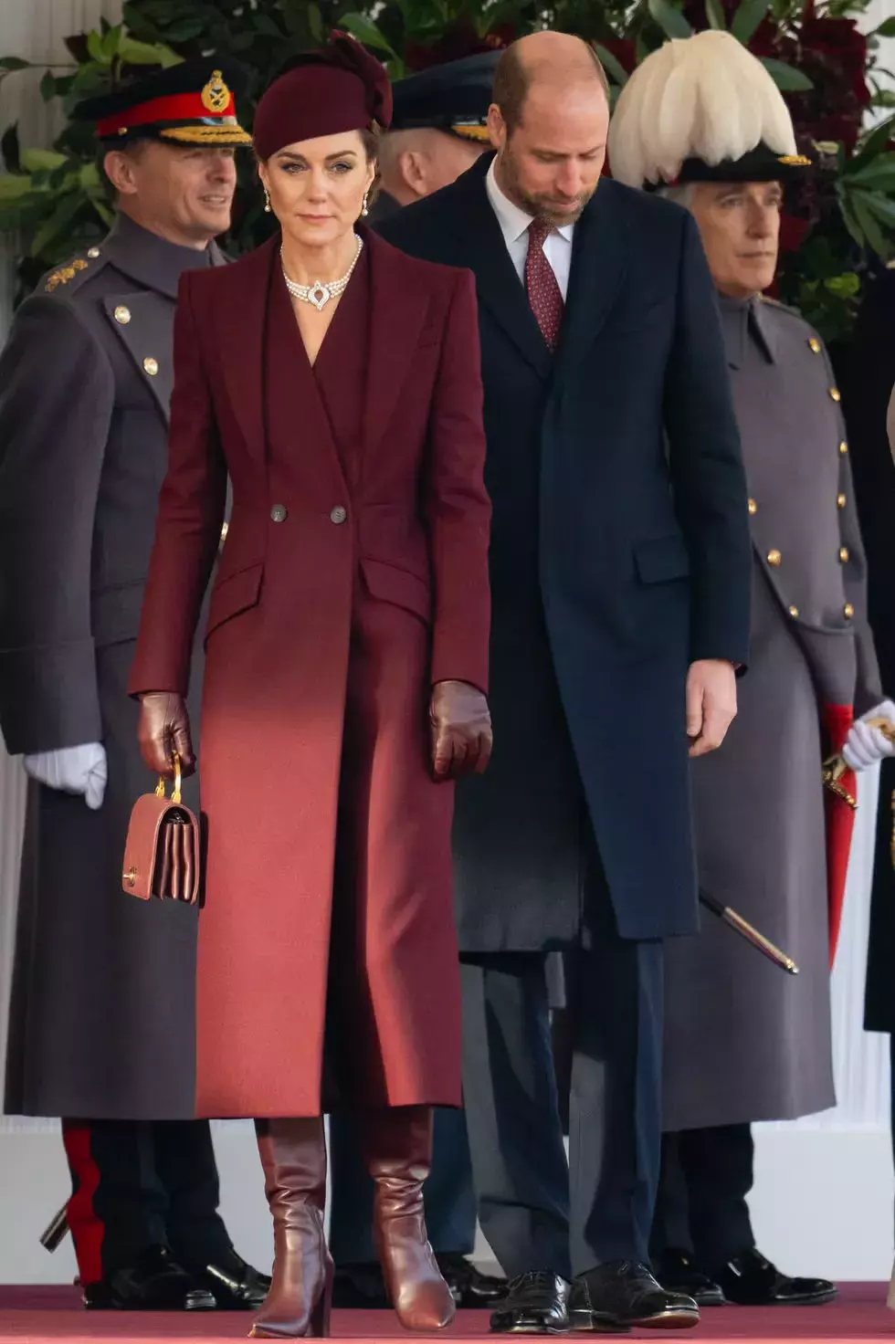 <p>Kate Middleton dokazuje, že jednobarevný styling může být neuvěřitelně chic. Ve vínovém kabátu, sladěných rukavicích, čepici i kabelce působí elegantně a přitom moderně. Monochromatické ladění dodává celému outfitu královskou noblesu. Tento look je skvělou inspirací, jak si hrát s jednou barvou a přitom nepůsobit fádně.</p>
