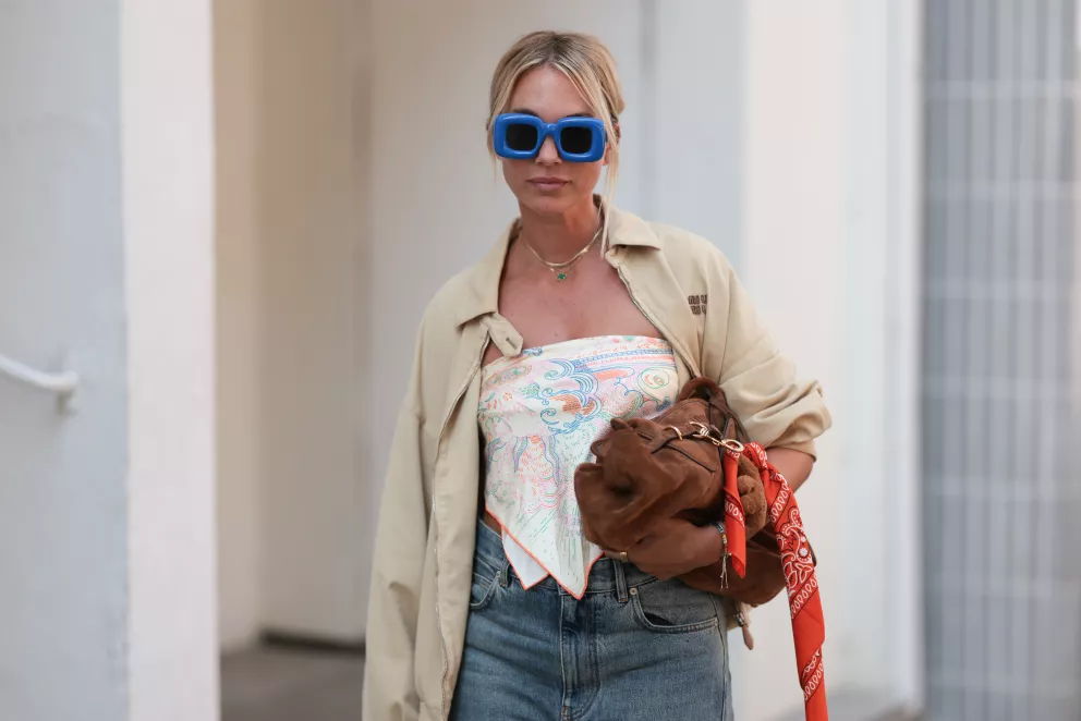 žena nosící šátek jako top