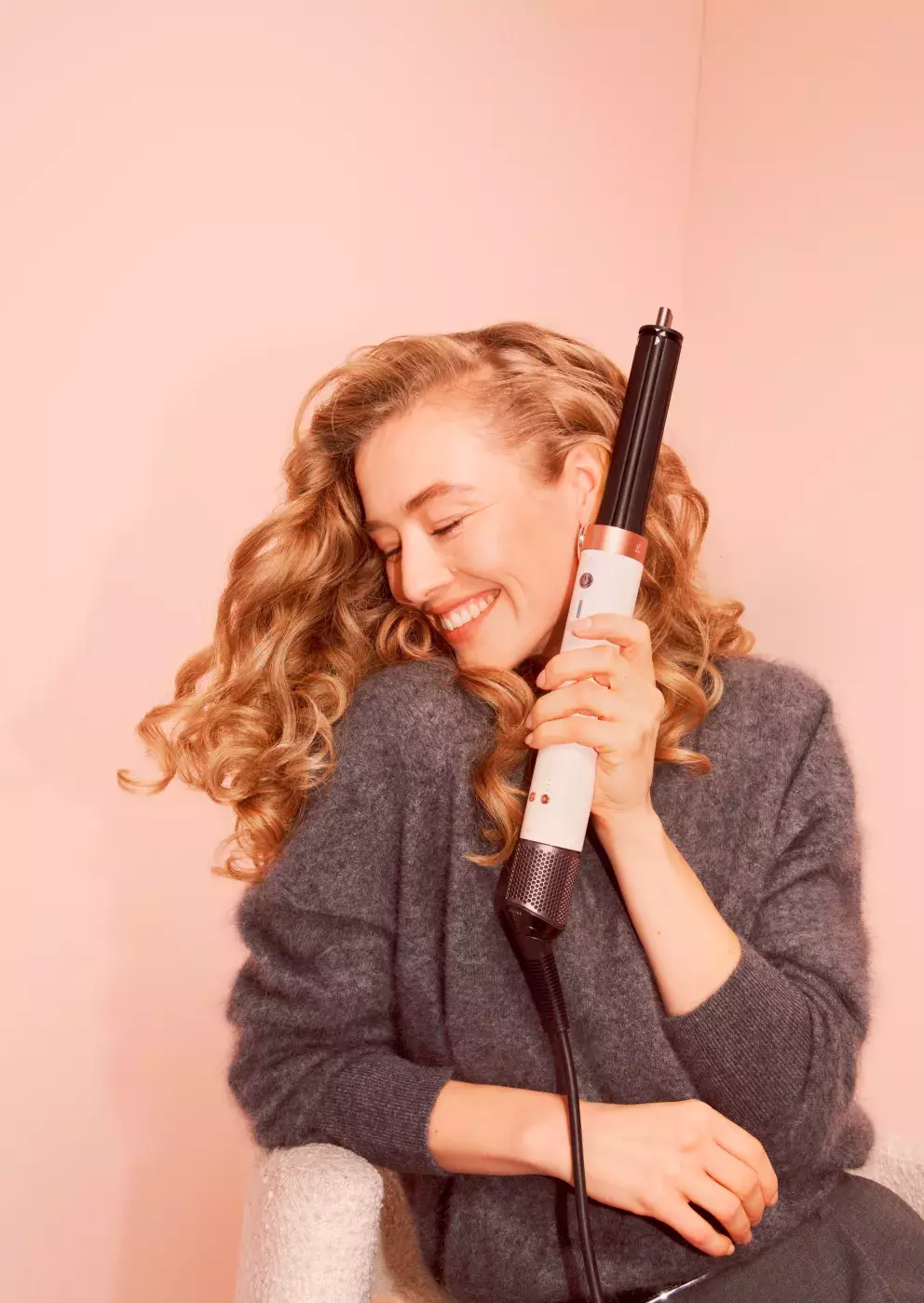 <p><strong>Multifunkční styler a fén nové generace Airwrap Co-anda 2x™ </strong>vytváří dvojnásobný tlak vzduchu, který usnadňuje natáčení, suší vlasy stejně rychle jako výkonný fén a vytváří elegantní, rovné účesy. Dyson Airwrap Co-anda 2x™ (Airwrap2x™) nabízí 6 všestranných funkcí v 1, které představují svět plný možností a stylingu: sušení, natáčení, vlnění, narovnání, uhlazení a objem, to vše bez poškození teplem.</p>
