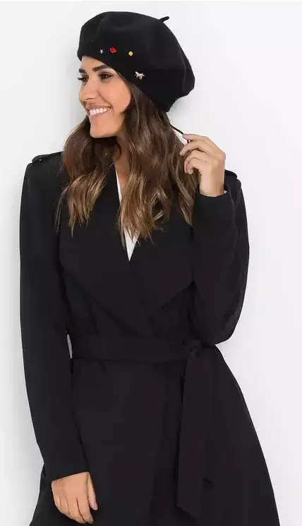 <p><span>Moderní baret s nýtky, Bonprix, 349 Kč</span></p>
