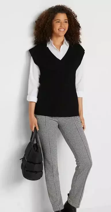 <p>Černá pletená vesta, Bonprix, 349 Kč</p>
