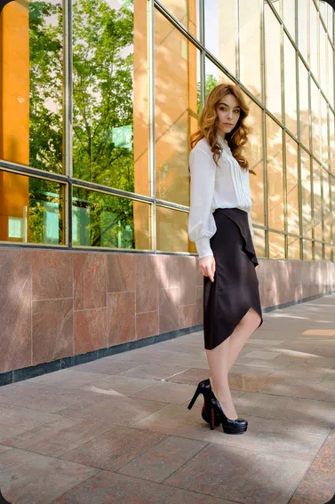 <p>Elegantní, všestranná a snadno kombinovatelná. Skvěle vypadá s bílou košilí, rolákem i ležérním svetrem. Ideální volba pro práci i volný čas.</p>
