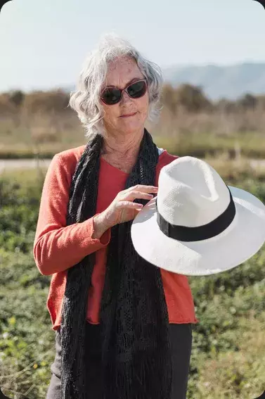 <p>Noste klobouky v každém věku, sluší mladým i zralým dámám. Dodají outfitu eleganci, hravost a trochu tajemství. Klobouk umí podtrhnout osobnost a přitom je praktickým doplňkem. Ať už pro radost, nebo jako módní detail, vždy dodá styl. Protože móda nemá hranice ani věkové limity.</p>
