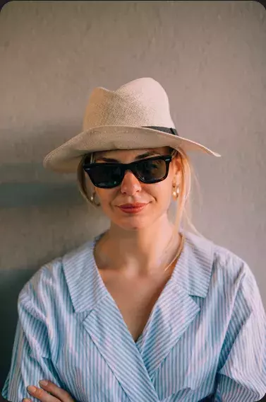 <p>Praktický a přesto stylový, tento klobouk spojuje pohodlí s elegancí. Chrání před sluncem, ale zároveň dodává outfitu šmrnc a osobitost. Jeho nadčasový střih se hodí k mnoha příležitostem a snadno doplní jakýkoli look. Stačí ho nasadit a celý outfit hned získá svěží nádech. Klobouk je malým detailem s velkým efektem.</p>
