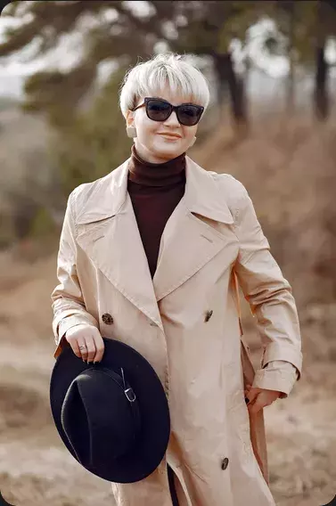 <p>Černý klobouk v rukou elegantní dámy je jako malý tajemný společník. Přináší špetku šarmu a nádech dobrodružství do každého pohledu. Jemně hraje s klasikou i modernou, a přitom nikdy neztrácí svůj půvab. Stačí ho držet a celý outfit ožívá. Tento kousek dokáže vyprávět příběh bez jediného slova.</p>
