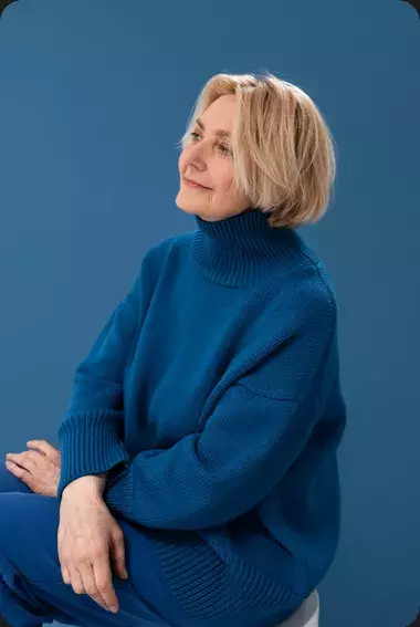 <p>Modrý svetr dodává outfitu jemnou eleganci a zároveň svěžest. Úsměv a pohodový postoj zvýrazňují osobnost a pozitivní energii, kterou barvy dokážou přinést. Takové kombinace jsou ideální pro ženy po padesátce, které chtějí vypadat stylově a sebevědomě.</p>
