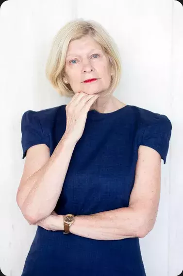 <p>Královsky modré šaty okamžitě upoutají pozornost a dodávají outfitu energii. Tento odstín lichotí zralé pleti a podtrhuje přirozený půvab. Skvěle se hodí pro ženy, které chtějí vypadat svěže a stylově. Kombinujte je s neutrálními doplňky, aby vynikly barvy samotných šatů. Nebojte se přidat jemný akcent, například šátek nebo kabelku, který celý look sjednotí.</p>
