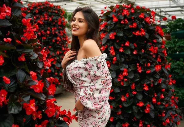 žena s oblečení s květinovým vzorem