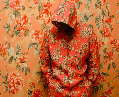 Barevné maxi mikiny a mikiny s výraznými vzory jsou odvážné, ale nositelné i po padesátce