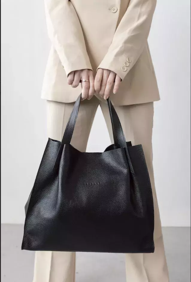 <p>Kožená kabelka z modelové řady MAYA 2v1 je zhotovená z kvalitní dolaro hovězí usně, Facebag, 6990 Kč</p>
