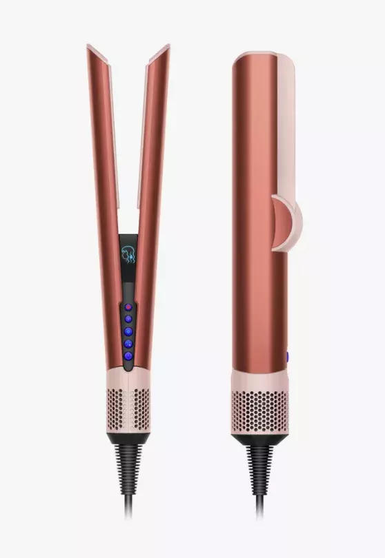 <p>Vysoušecí žehlička Dyson Airstrait, 12 310 Kč </p>

<p>Představuje revoluční způsob narovnání vlasů bez horkých desek a extrémního tepla. Vytváří rovný styl s redukovaným krepatěním a poletováním, pro hladký a lesklý povrch s přirozeným objemem. Kombinace dvou kroků v jednom – sušení a styling – šetří váš čas.</p>

<p> </p>
