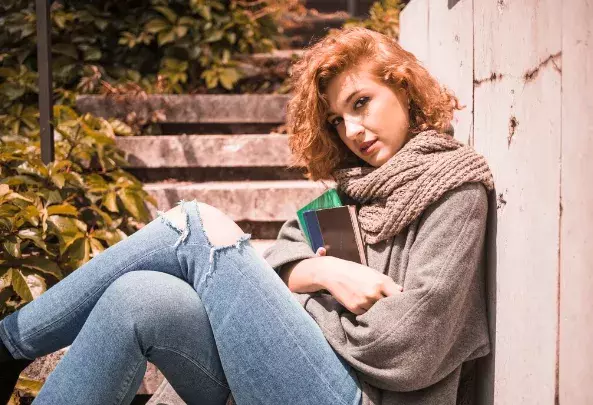 žena se zrzavými vlasy 