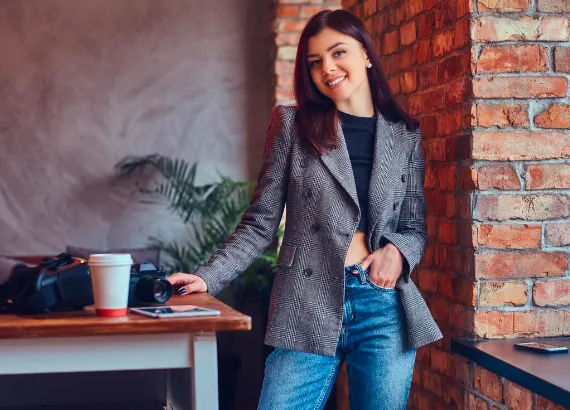 žena v tvídovém saku