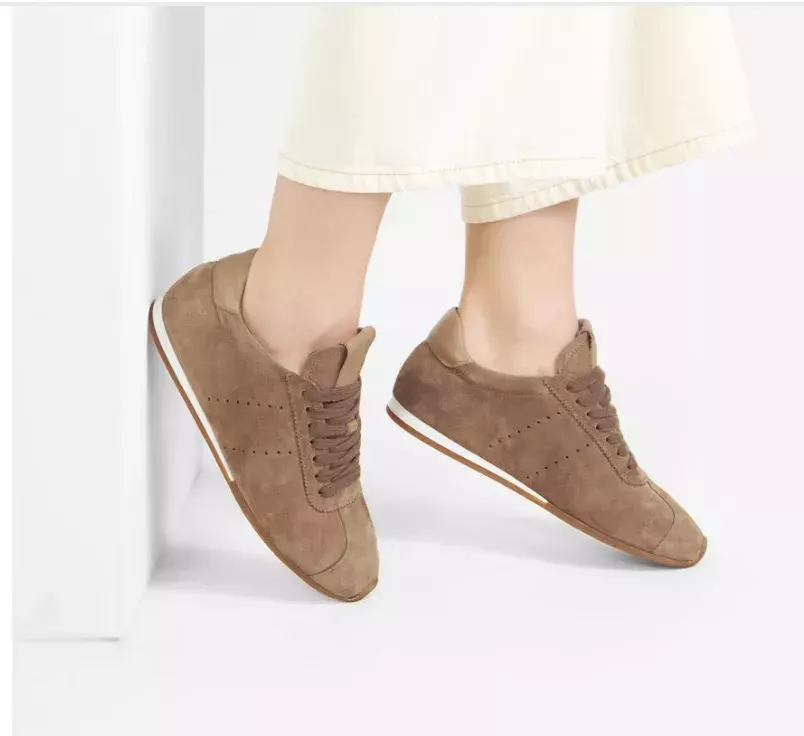 <p>Semišové tenisky, CCC, 1799 Kč</p>
