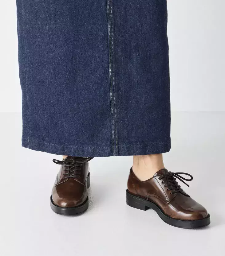 <p>Elegantní lesklé šněrovací boty Tamaris, 1999 Kč </p>
