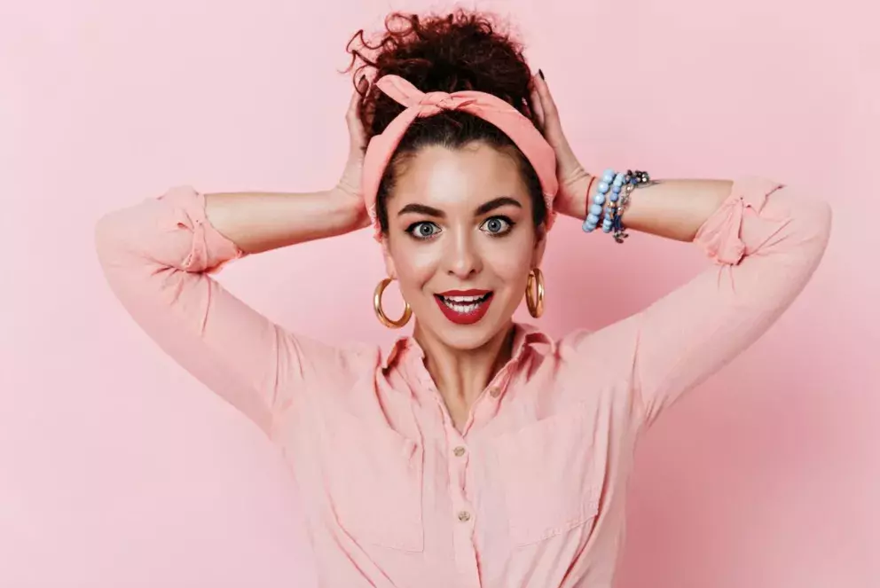 <p>Účes ve stylu pin-up doplňte šátkem.</p>
