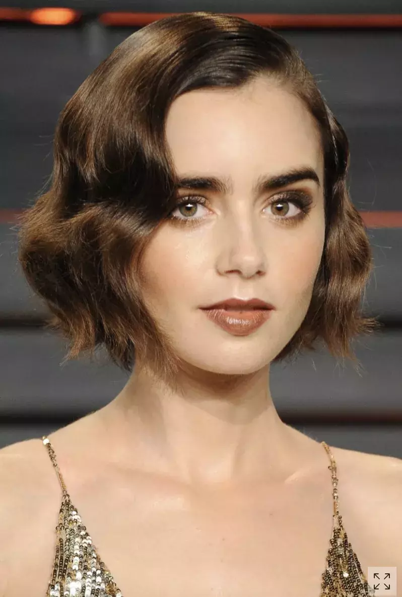 <p>Krátký vlnitý bob sluší Lily Collins.</p>
