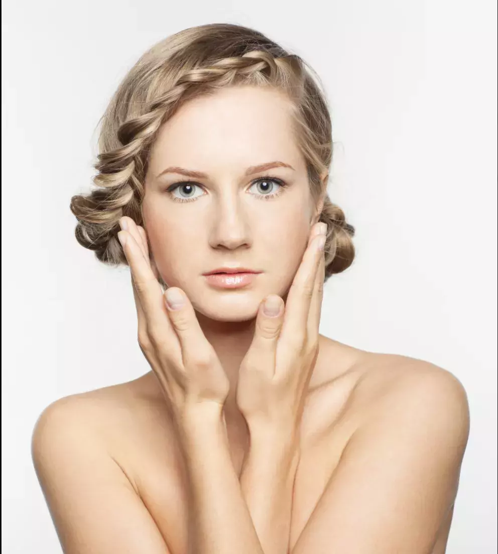 <p>Korunka z vlasů se hodí skvěle i jako letní účes.</p>
