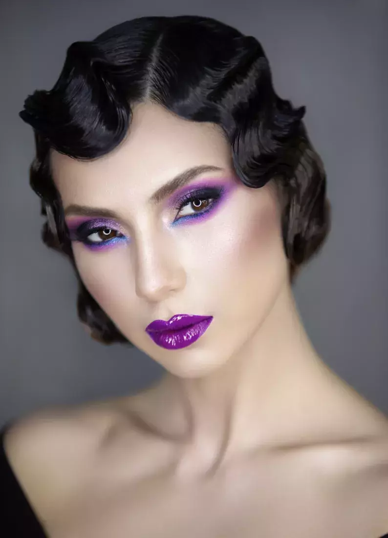 <p>Retro vlny v oblíbeném wet looku.</p>
