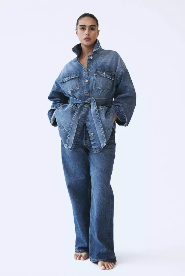 <p>Kabátek s páskem, který opticky tvaruje postavu. H&M, 839 Kč</p>
