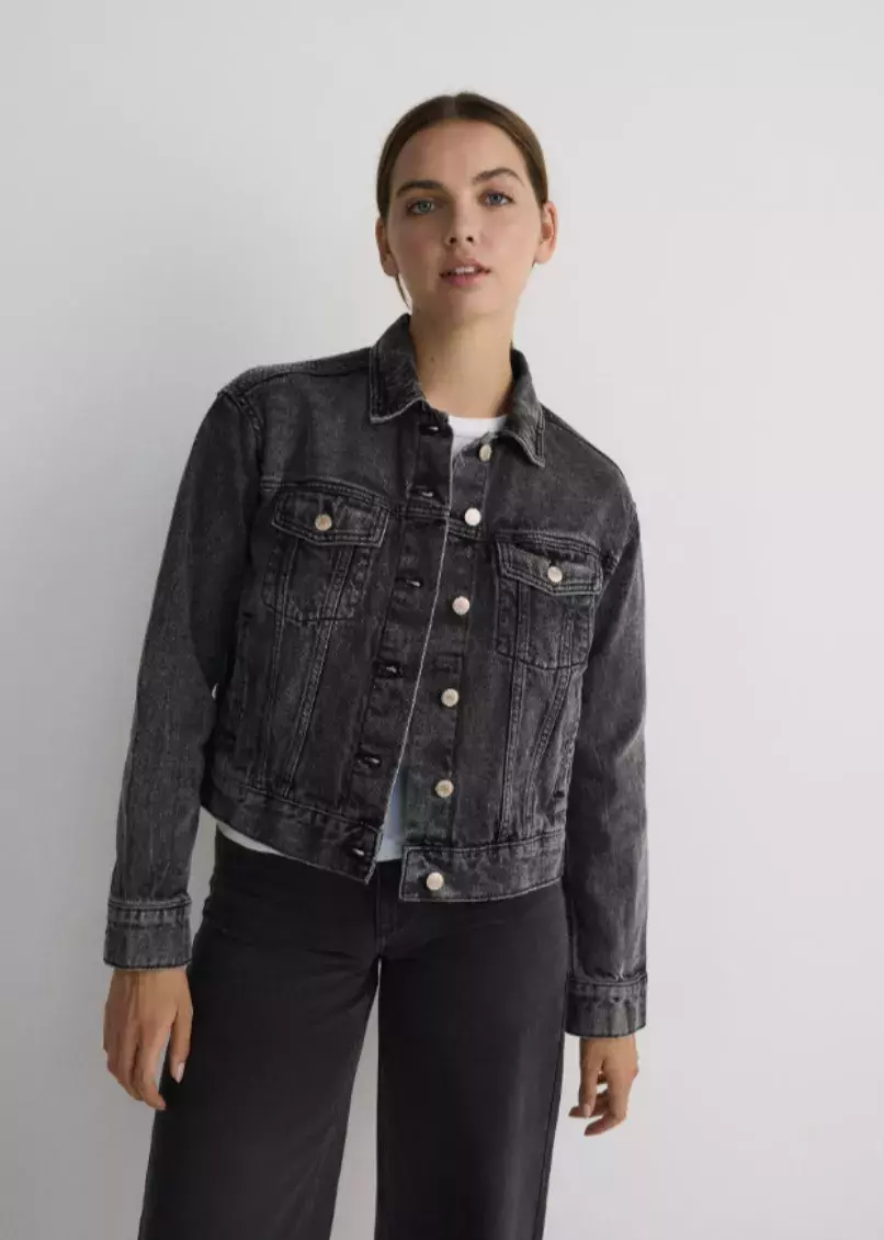 <p>Tmavá bundička je to prav pro casual styl, Reserved, 799 Kč</p>
