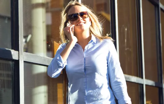 Na podzim se budou nosit retro košile ve sportovních barvách. Oblékněte jasně modrou nebo čokoládově hnědou