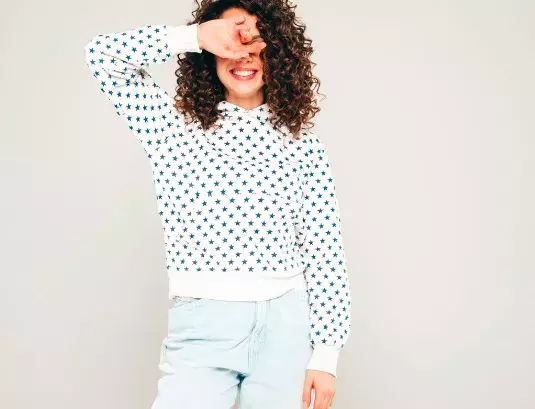 žena v puntíkaté mikině