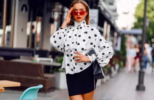 žena v puntíkaté halence