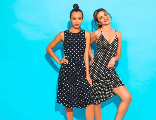ženy v puntíkatých šatech