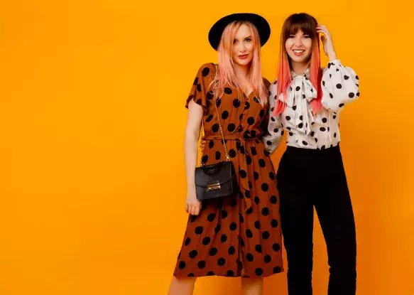 ženy v puntíkatém oblečení