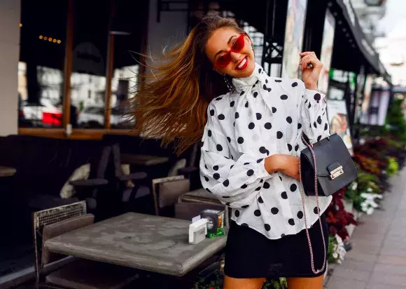 žena v puntíkaté halence