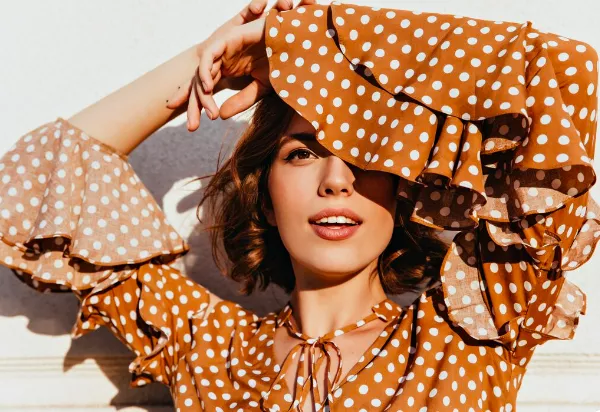 Nadčasové Polka Dots kralují podzimu: I ikonické značky používají puntíky ve výrazných kabátech, šatech i obuvi