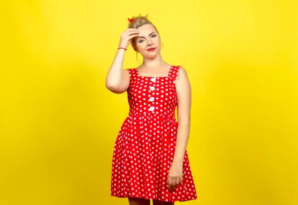 žena v puntíkatých šatech